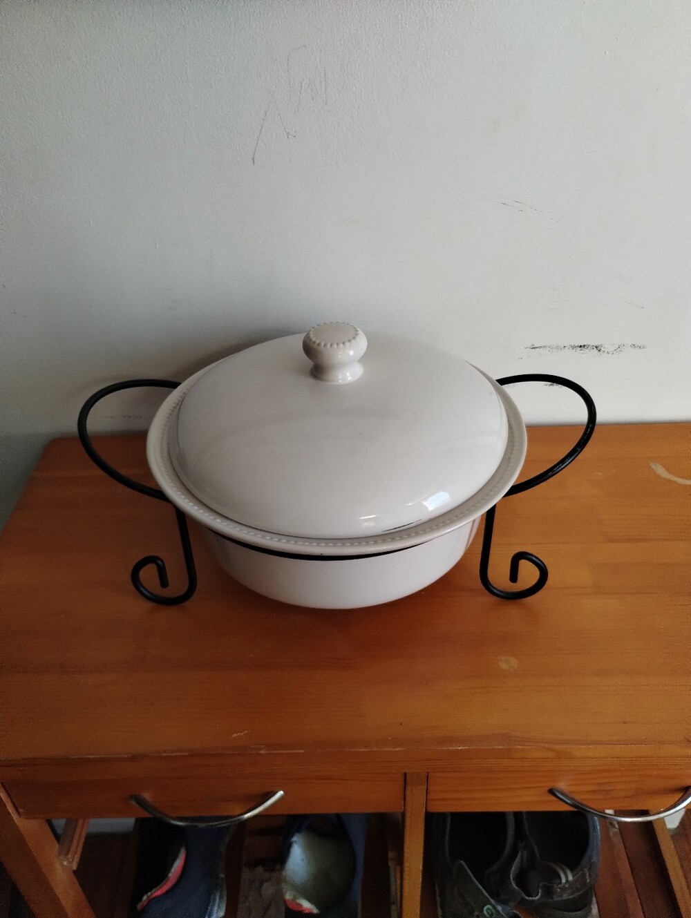 Certifed International Serving Round Bowl With Lid And Metal Support